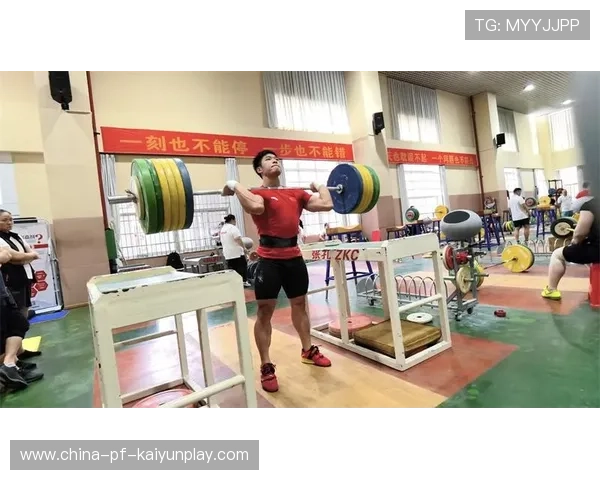 举重俱乐部建立学员体能追踪档案，举重队训练方法
